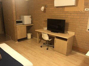 Economy-Zweibettzimmer, 1 Schlafzimmer | Schreibtisch, Bügeleisen/Bügelbrett, kostenloses WLAN, Bettwäsche