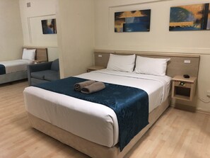 Economy Twin Room, 1 Bedroom | Desk, iron/ironing board, free WiFi, bed sheets - Countryman Motor Inn (Cowra)