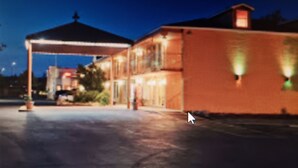 A building with a covered area and a main structure. - Mountain Home Inn (Mountain Home)