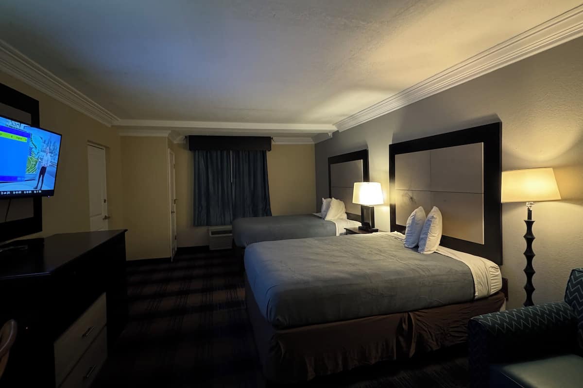 2 Queen Beds | Roupas de cama premium, escrivaninha, espaço de trabalho para notebook