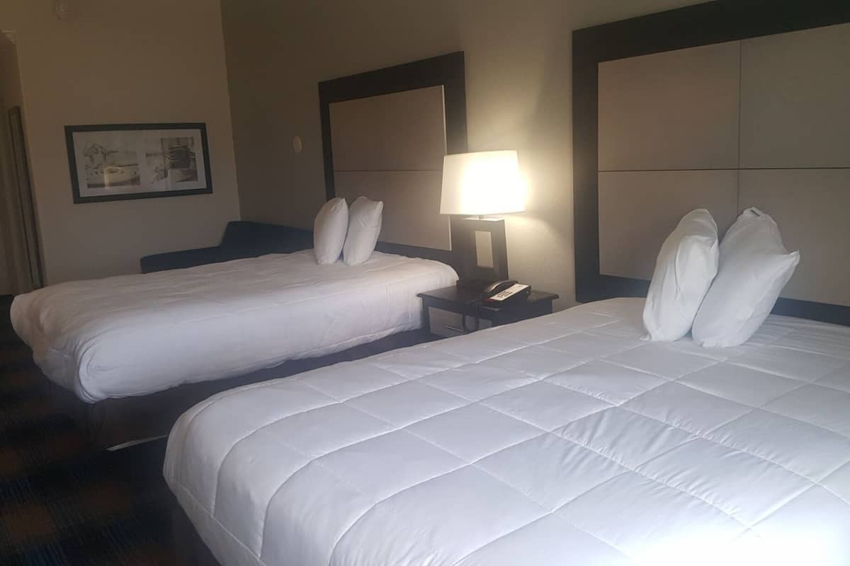 2 Queen Beds | 高档床上用品、办公桌、笔记本电脑工作区、遮光窗帘