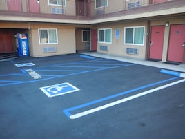 客房, 1 张大床, 无障碍, 无烟房 | 防过敏的被褥、办公桌、笔记本电脑工作区、遮光窗帘