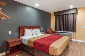 Hypo-allergenic bedding, desk, laptop workspace, blackout drapes - Rodeway Inn Carson - Los Angeles South (Carson)