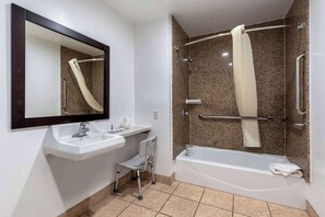 Habitación, varias camas, accesible para personas con discapacidad, no fumadores | Ropa de cama hipoalergénica y escritorio