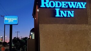 Ein Leuchtreklame für Rodeway Inn.
