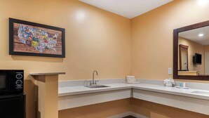Ein Badezimmer mit Waschbecken, Spiegel und einer Karte der Vereinigten Staaten an der Wand.
