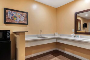 Ropa de cama hipoalergénica y escritorio 