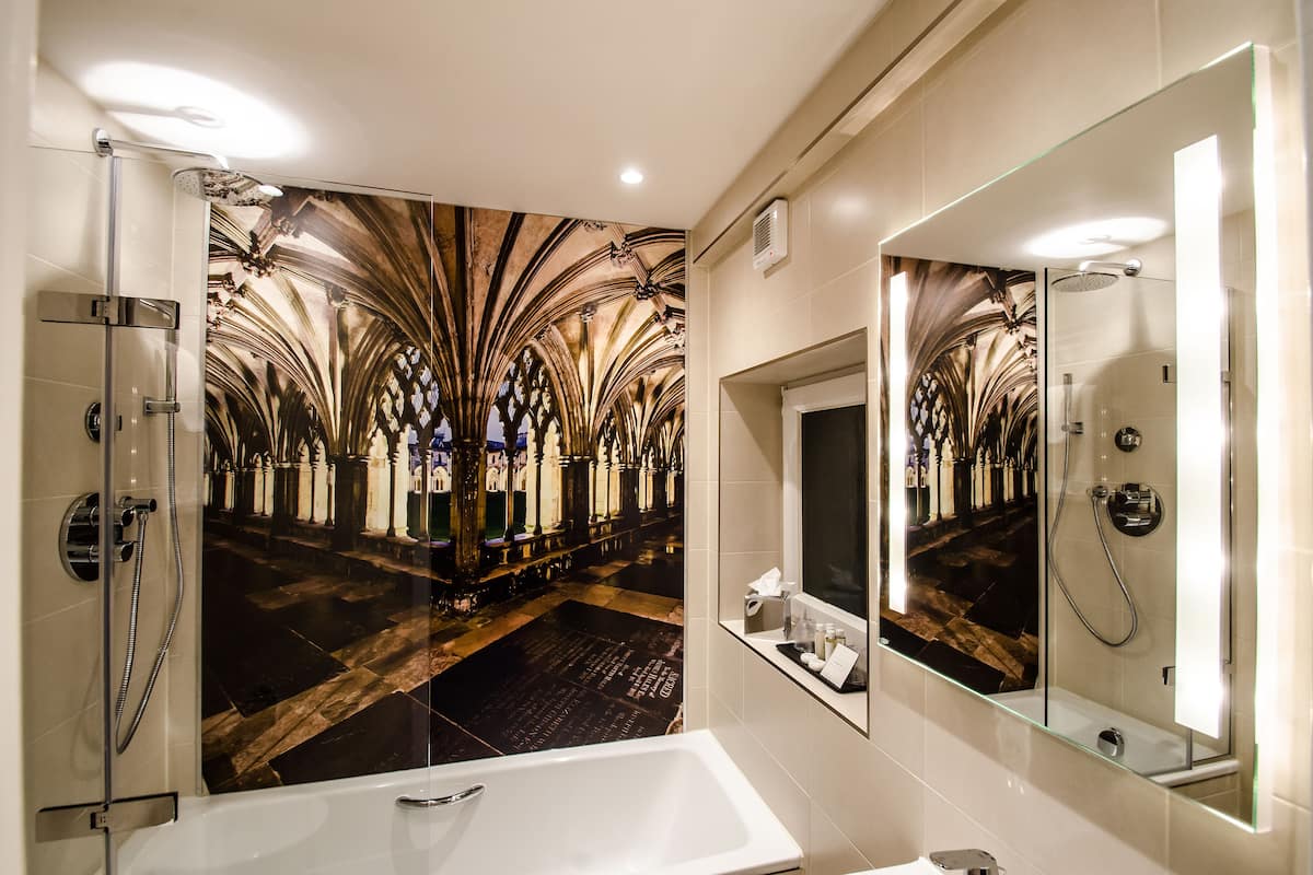 combined shower/bathtub, free toiletries, hair dryer, towels