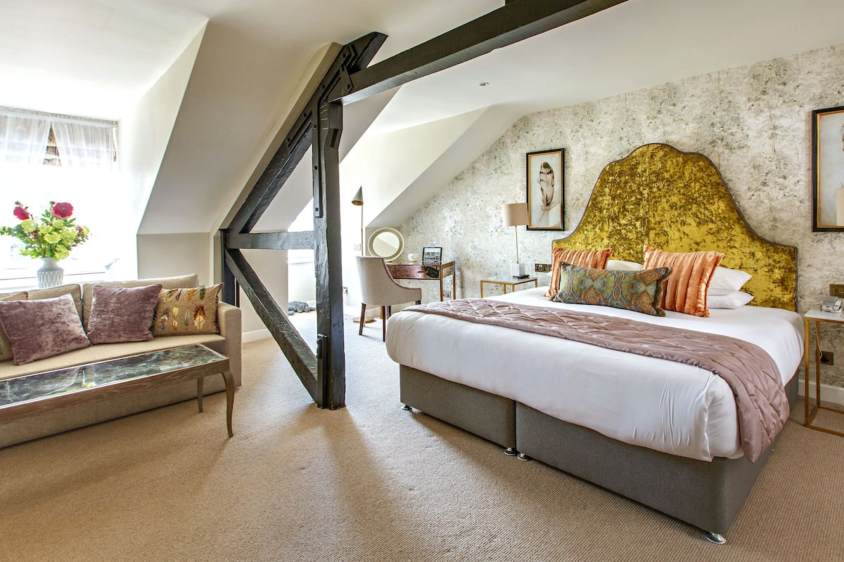 junior suite | premium bedding, individually decorated, individually furnished, desk