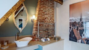 Combined shower/bathtub, free toiletries, hair dryer, towels