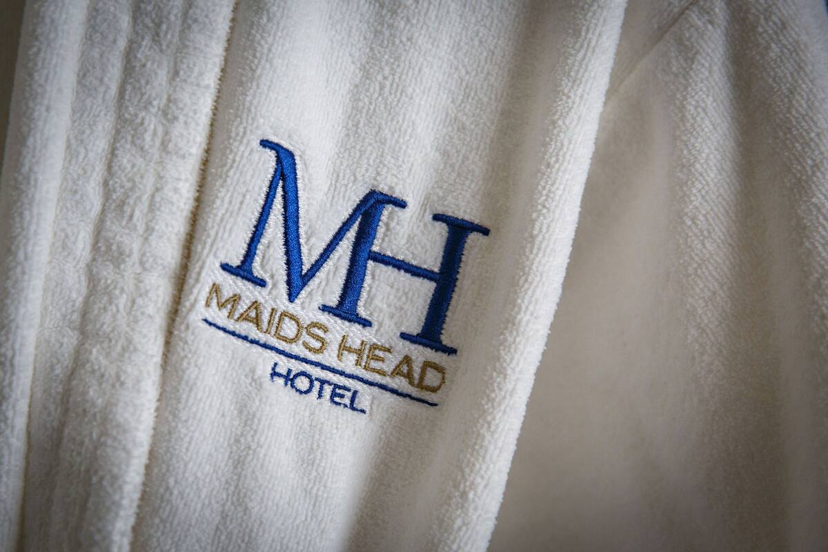 junior suite | bathroom amenities | combined shower/bathtub, free toiletries, hair dryer, towels