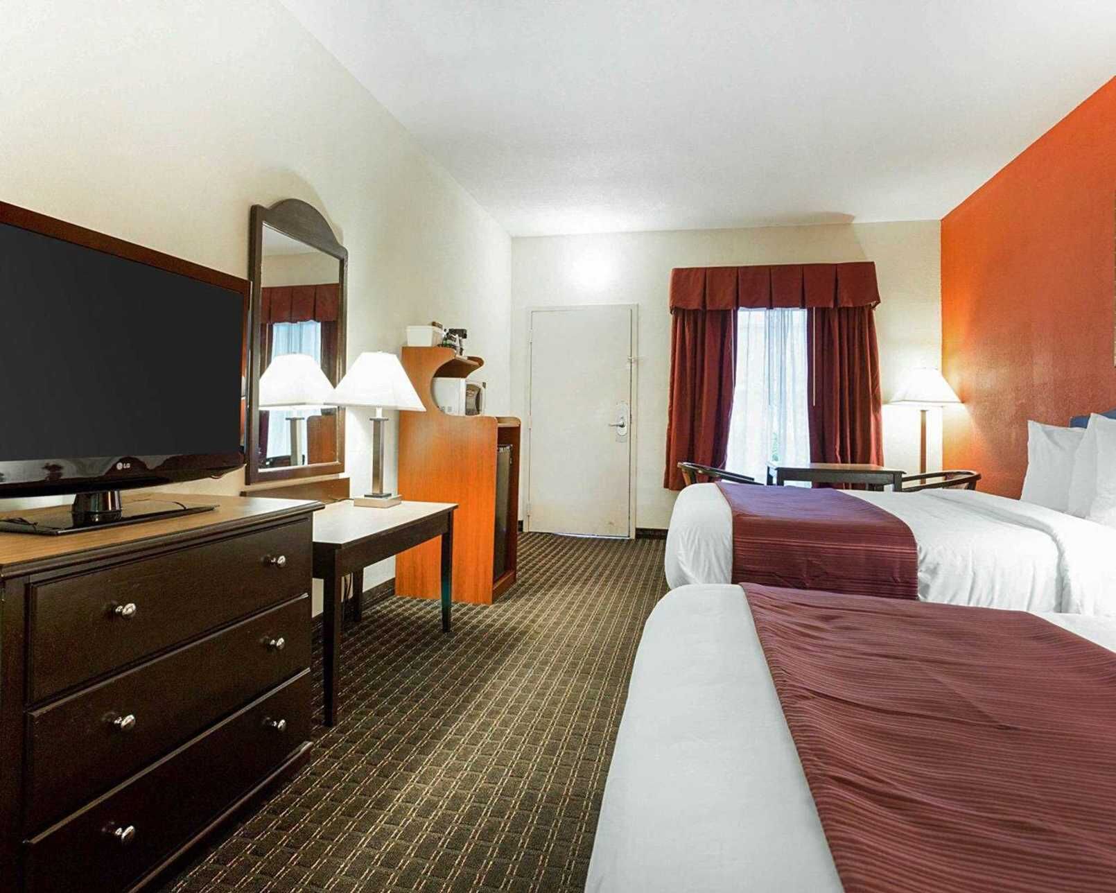 Desk, laptop workspace, iron/ironing board, free WiFi