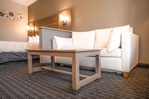 Suite, 1 cama de matrimonio grande con sofá cama, no fumadores | Escritorio y espacio para trabajar con un portátil