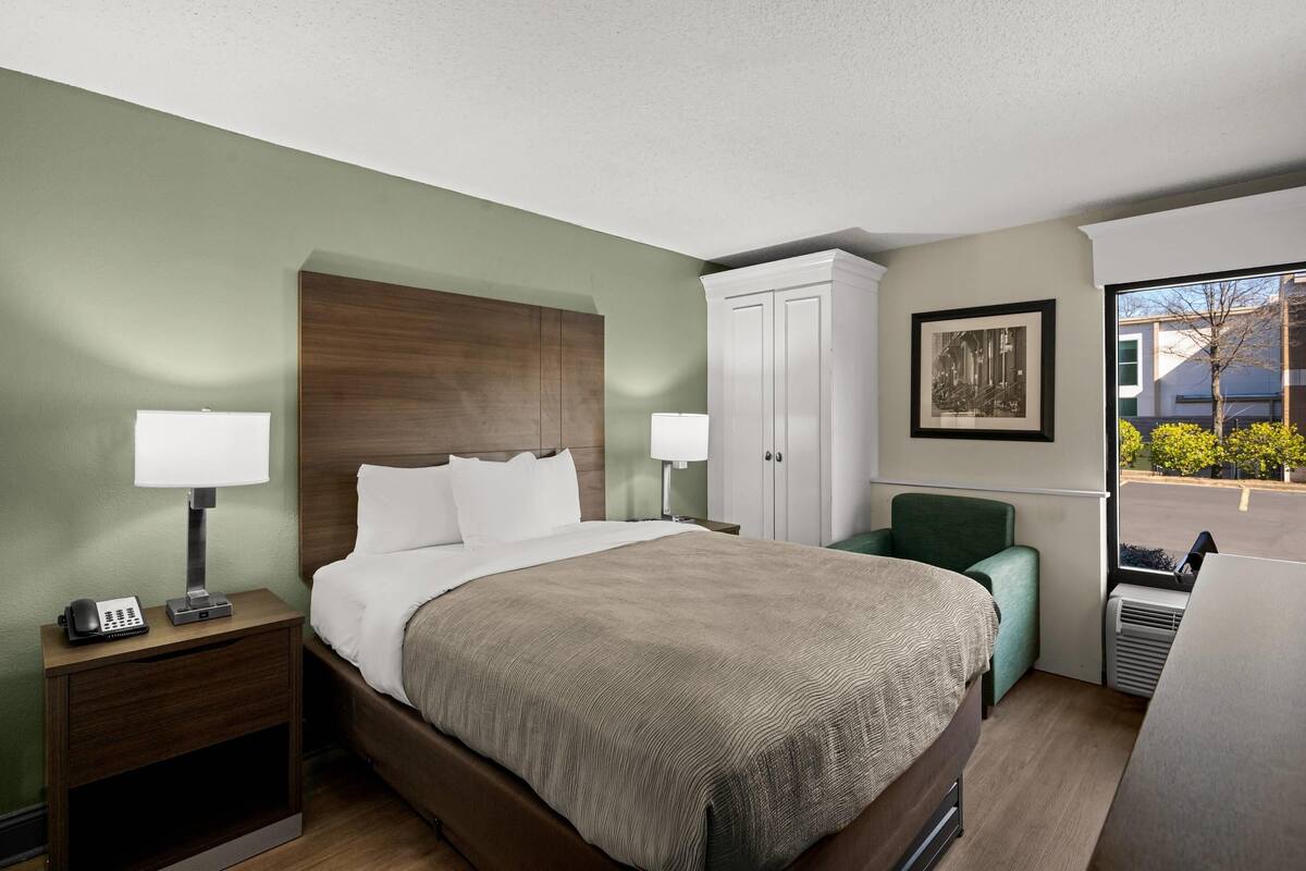 Premium bedding, desk, iron/ironing board, WiFi (free)
