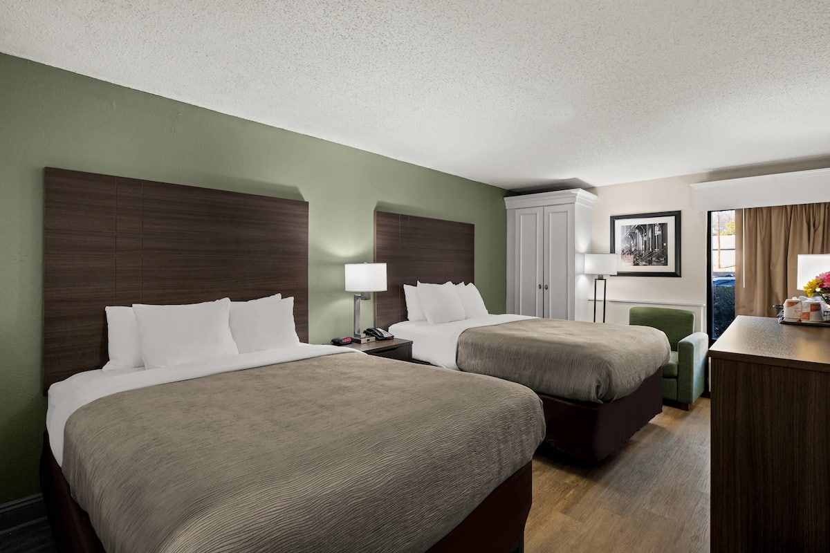 Premium bedding, desk, iron/ironing board, WiFi (free)