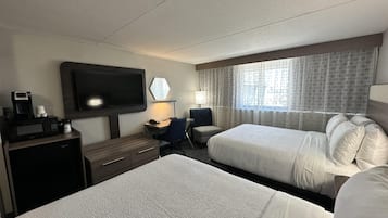 Escritorio, espacio para trabajar con laptop y cortinas blackout