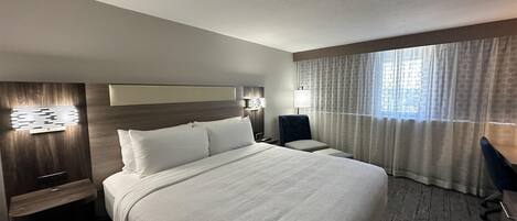 Escritorio, espacio para trabajar con laptop y cortinas blackout