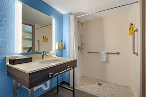 Standard Room, 1 King Bed, Accessible, Non Smoking | Bathroom | Combined shower/bathtub, eco-friendly toiletries, hair dryer, towels
