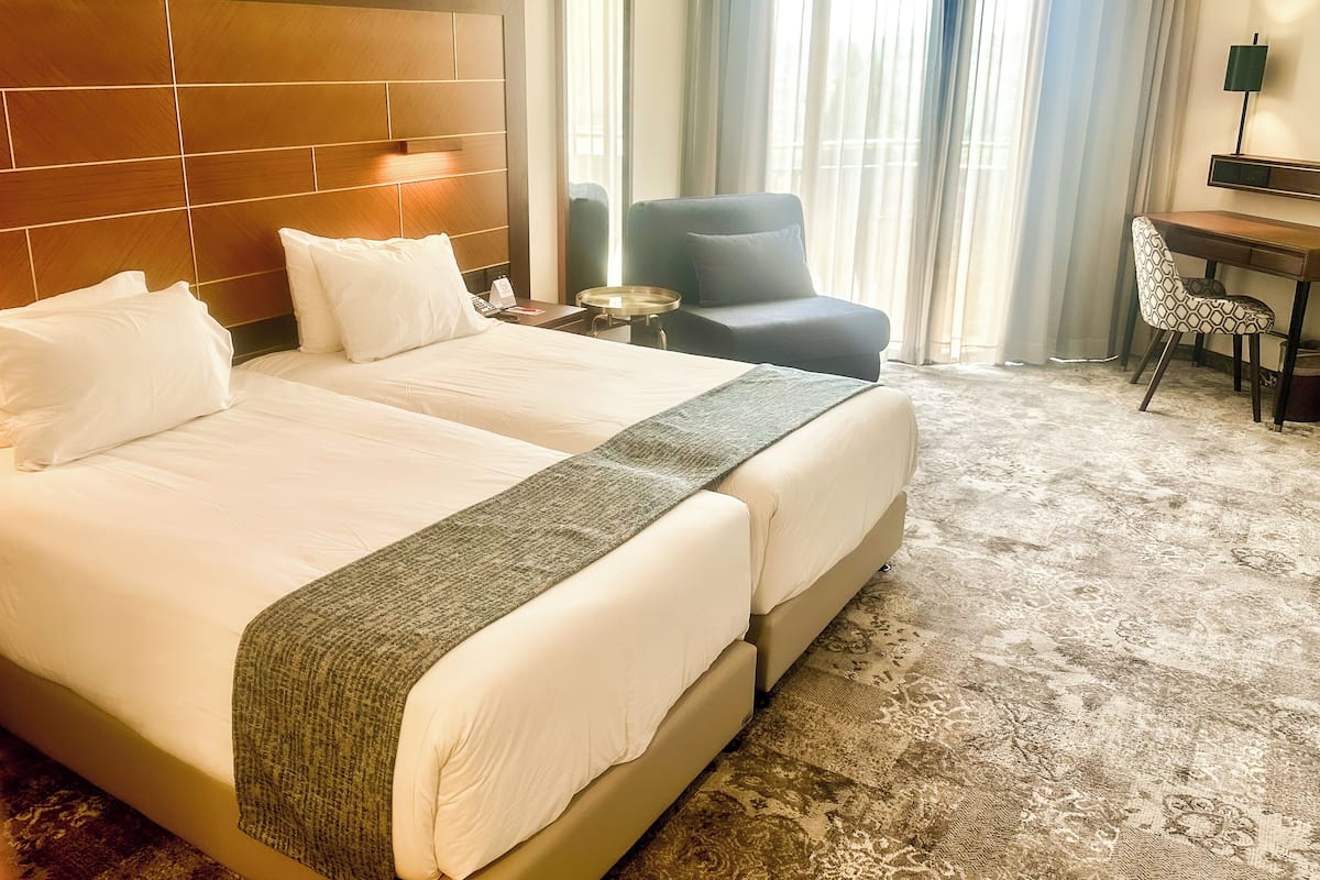 Superior Twin Room | Peti besi dalam bilik, meja, ruang kerja komputer riba