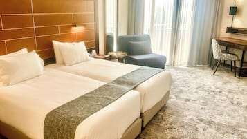 Habitación superior con 2 camas individuales | Caja fuerte, escritorio, espacio para trabajar con un portátil