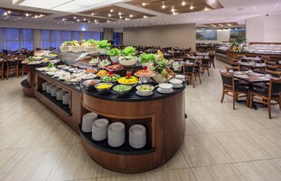 Café da manhã com buffet grátis todos os dias