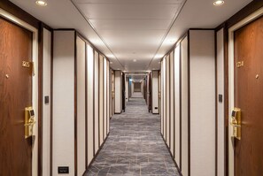 1 室のベッドルーム、セーフティボックス (室内)、デスク、ノートパソコン用作業スペース