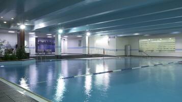 Una piscina cubierta, una piscina al aire libre