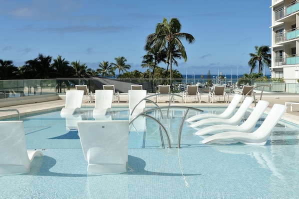 2 piscines extérieures, parasols, chaises longues