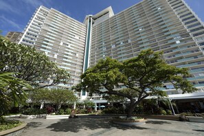 Un hôtel de grande hauteur doté de nombreux balcons et d’un atrium central.