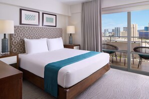 Chambre luxueuse, cuisine, vue sur la ville | Literie de qualité, lit avec matelas à plateau-coussin, coffre-fort