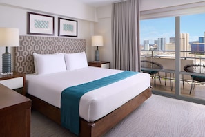 Chambre luxueuse, cuisine, vue sur la ville | Literie de qualité, lit avec matelas à plateau-coussin, coffre-fort