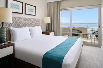 Luxury Room, 2 Bedrooms, Kitchen, Ocean View | Premium bedding, pillowtop beds, in-room safe, blackout drapes at Ilikai Hotel & Luxury Suites