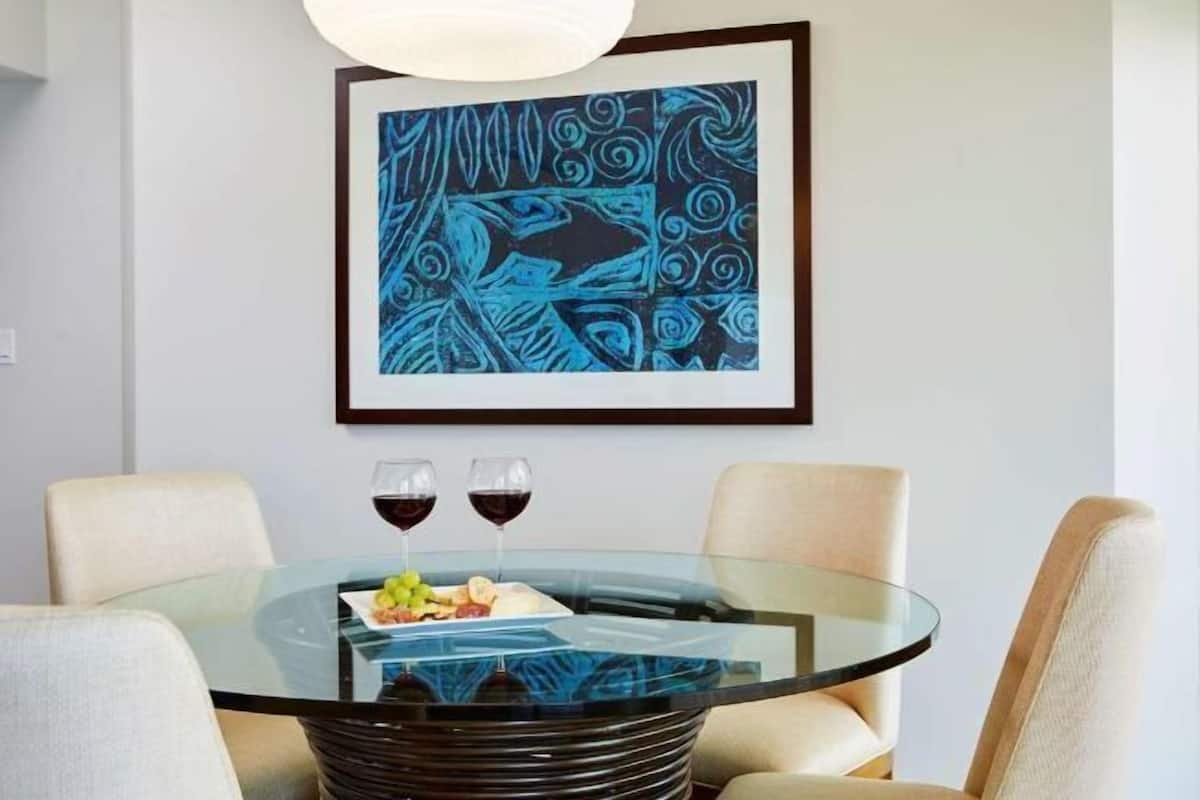 Dining | 2 restaurants, breakfast, lunch, dinner served; American cuisine