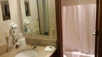 Combined shower/bathtub, towels