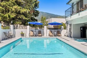 Piscina a l'aire lliure de temporada (horari: 09:00-22:00) i para-sols 