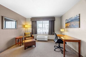 Standard Room, 1 King Bed, Non Smoking, Refrigerator & Microwave | Hypo-allergenic bedding, pillowtop beds, in-room safe, desk - Best Western Inn At The Rogue (Grants Pass)