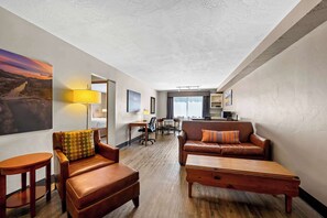 Suite, 1 King-Bett, Nichtraucher, Kühlschrank und Mikrowelle (with Sofabed) | Allergikerbettwaren, Pillowtop-Betten, Zimmersafe, Schreibtisch