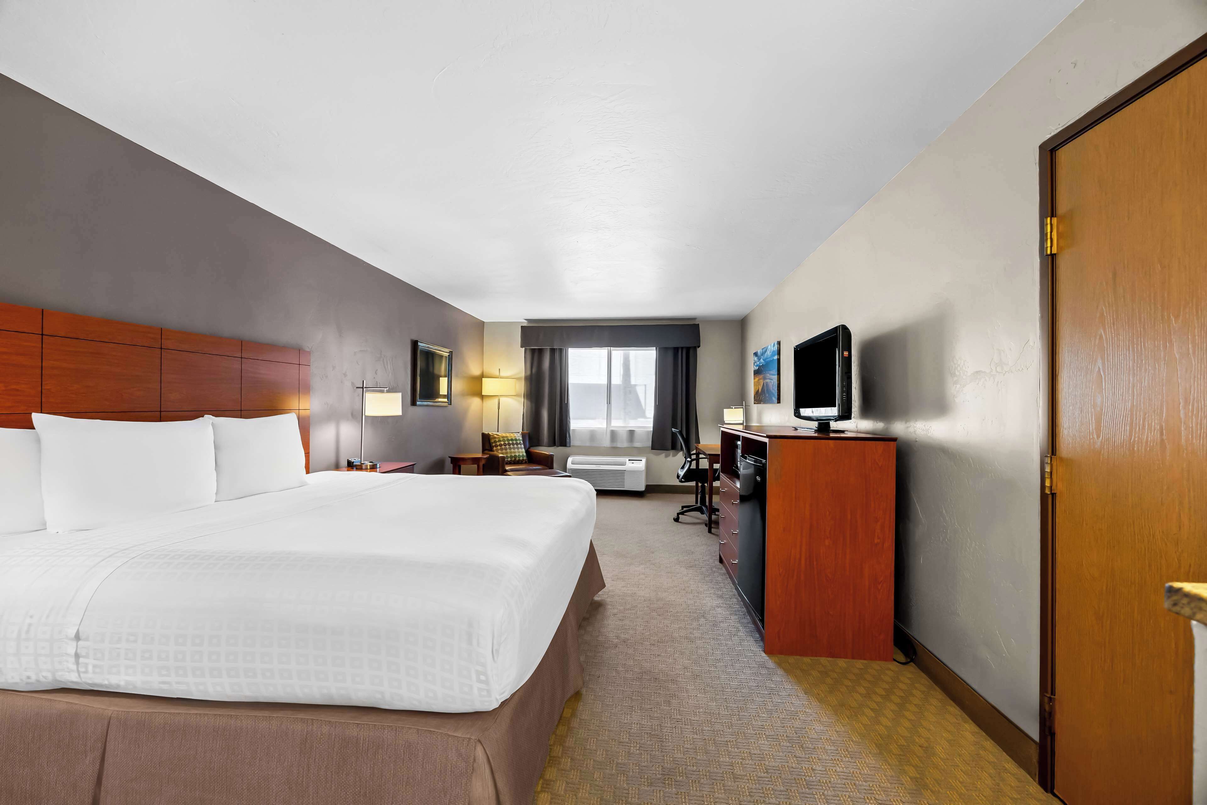 standard room, 1 king bed, non smoking, refrigerator & microwave | hypo-allergenic bedding, pillow-top beds, in-room safe, desk