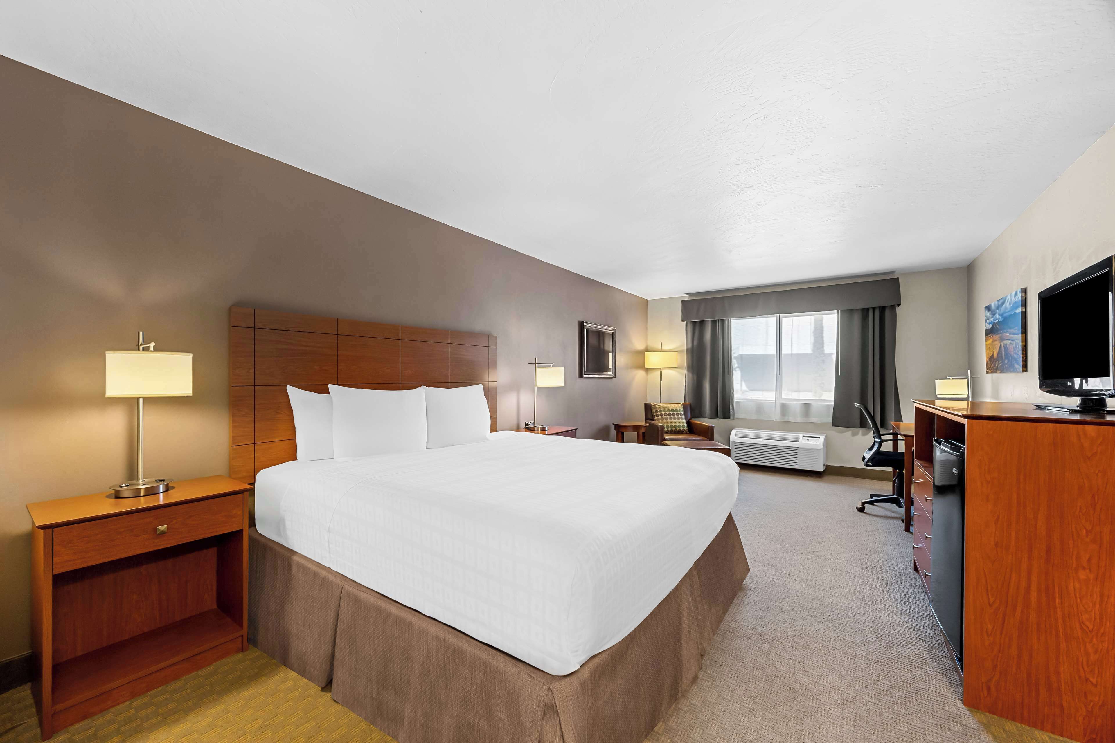 standard room, 1 king bed, non smoking, refrigerator & microwave | hypo-allergenic bedding, pillow-top beds, in-room safe, desk