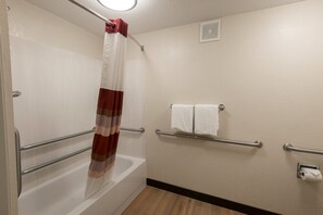 Duschwanne, kostenlose Toilettenartikel, Haartrockner, Handtücher