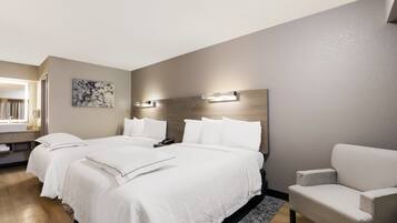 Habitación Premium, 2 camas matrimoniales (Upgraded Bedding & Snack, Smoke Free) | Escritorio, cortinas blackout y tabla de planchar con plancha