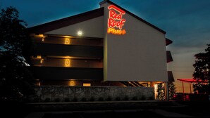 Exterior - Red Roof Inn PLUS+ Chicago - Naperville (Naperville)