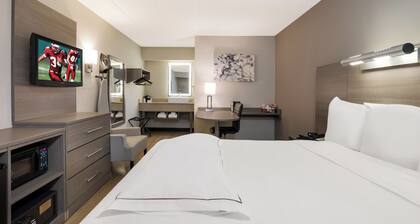 Red Roof Inn PLUS+ Chicago - Naperville