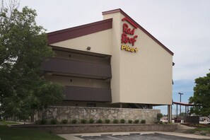 Exterior - Red Roof Inn PLUS+ Chicago - Naperville (Naperville)