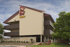 Exterior - Red Roof Inn PLUS+ Chicago - Naperville (Naperville)