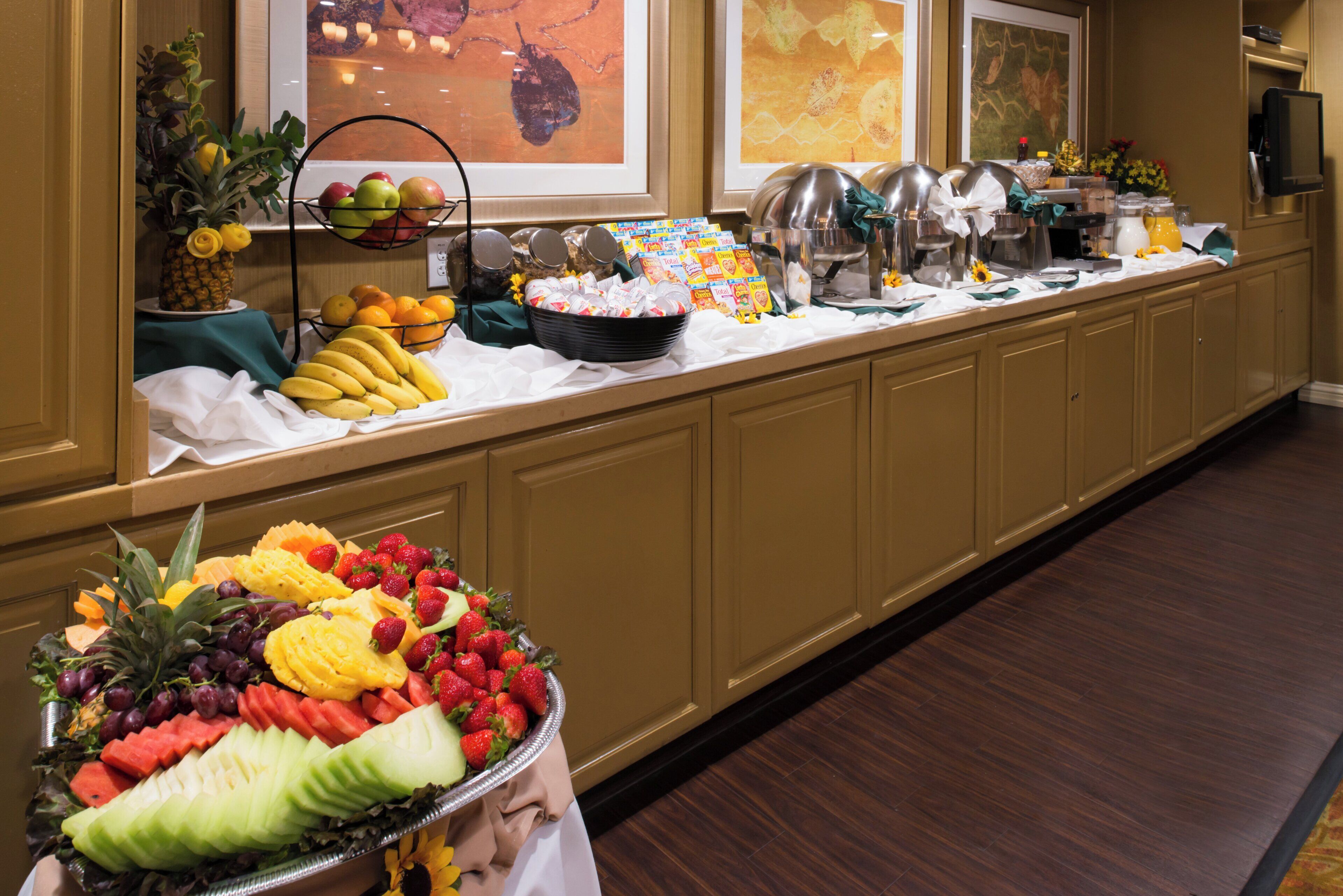 Un buffet proposant une variété de plats et de boissons.