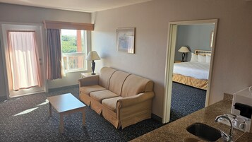 Escritorio, espacio para trabajar con laptop y ropa de cama 