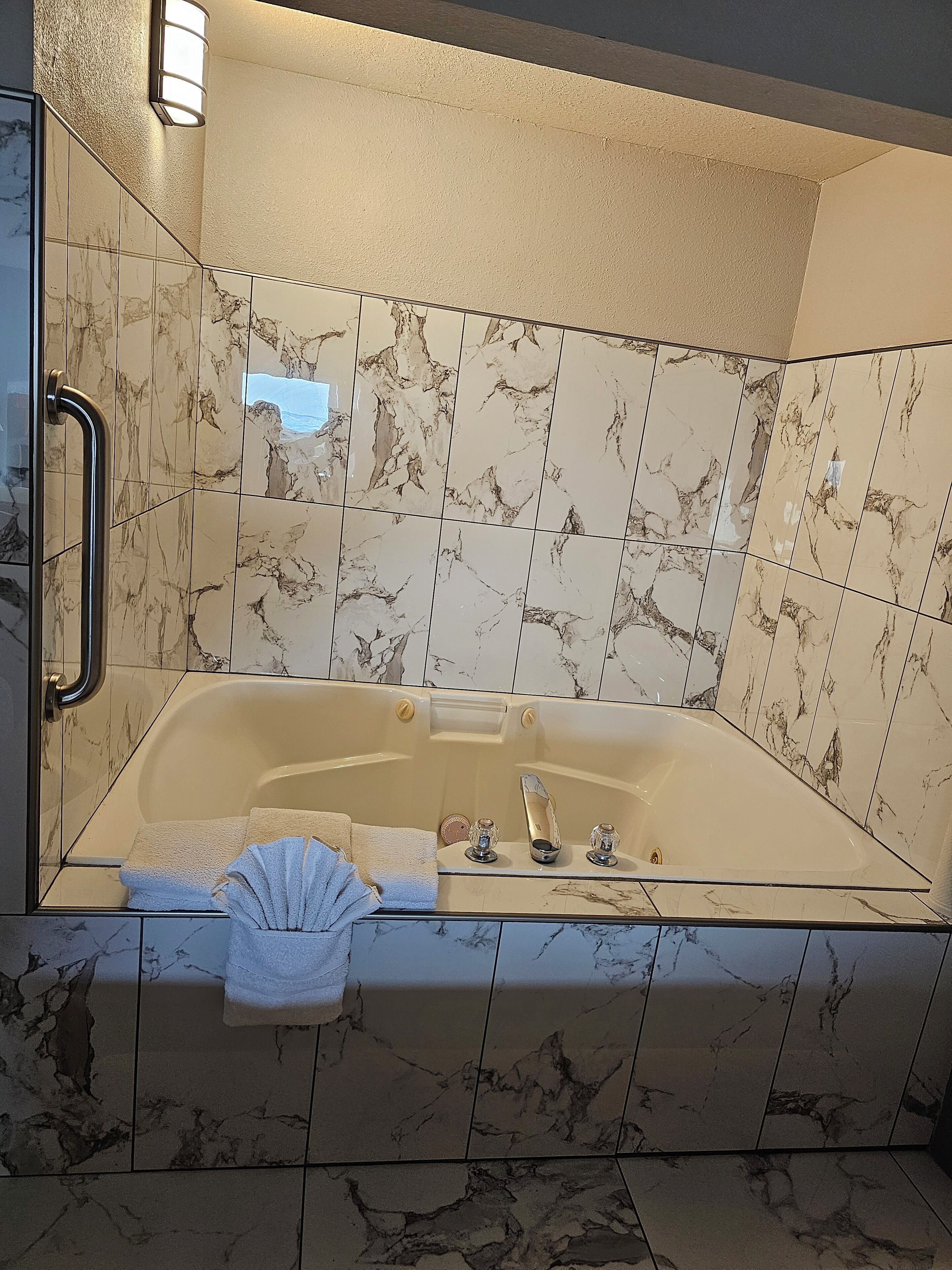 Quarto, 1 cama King, banheira de hidromassagem, vista para o oceano | Escrivaninha, espaço de trabalho para notebook, roupa de cama