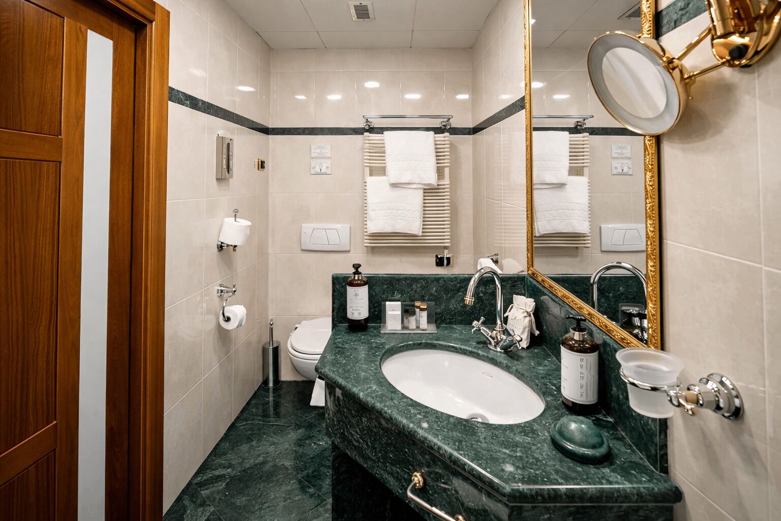 Um banheiro moderno com pia de mármore, um espelho grande e vaso sanitário.