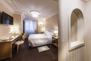 Hochwertige Bettwaren, Minibar, Zimmersafe, Schreibtisch